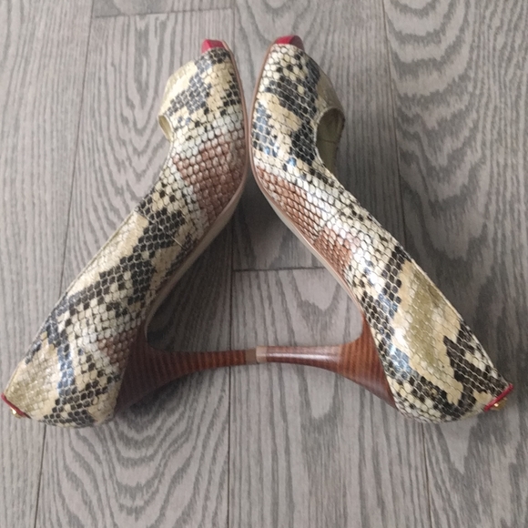 Beautiful shoes by Guess 🌷🌷🌷 - Picture 4 of 12